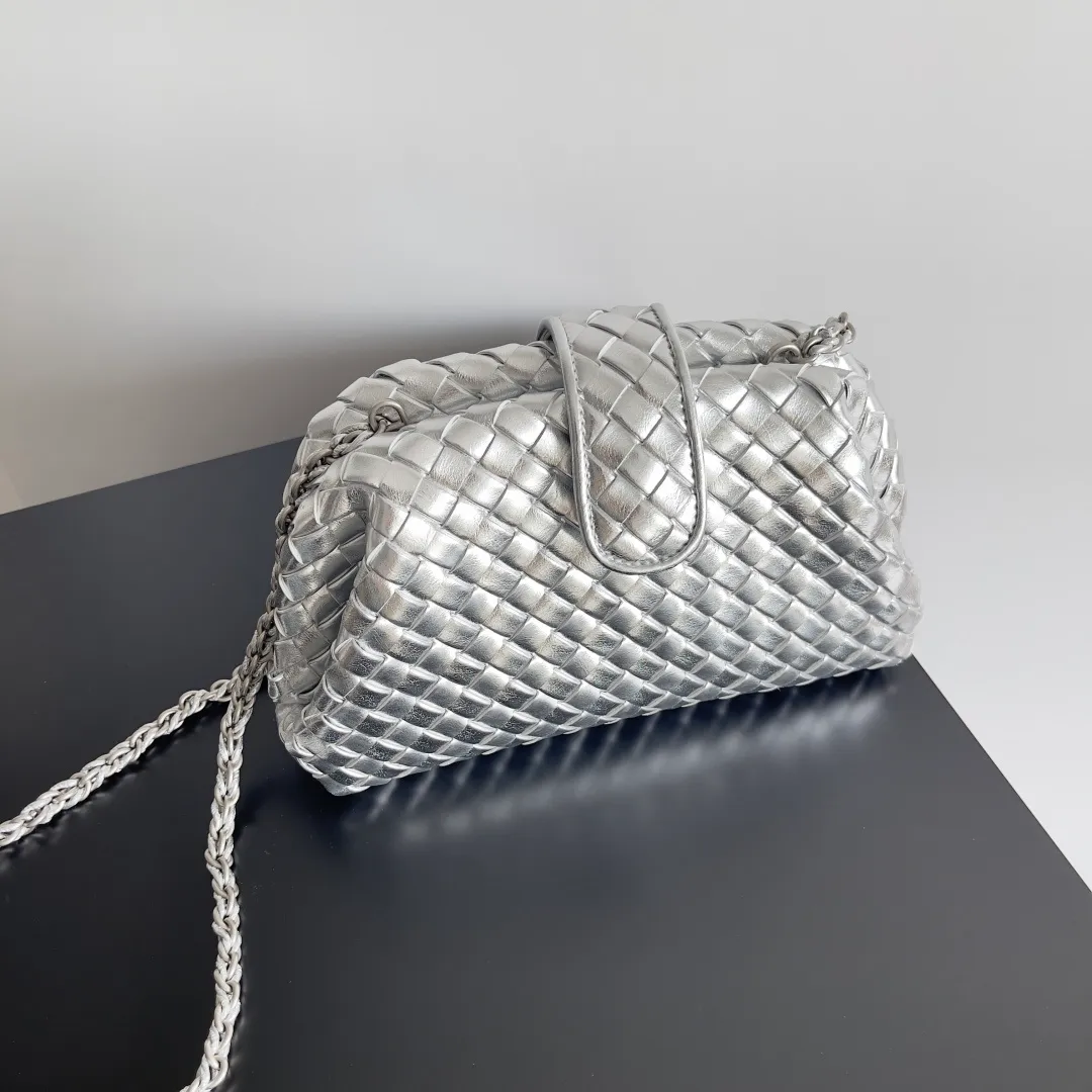 Batch 1880 BOTTEGA VENETA LAUREN 1980 small clutch bag is new! The small size that many people squat on is finally here. The self-adjustable zipper is a highlight of this bag. After being removed, it can be used as a handbag for important occasions. One bag unlocks two carrying methods at the same time. It is practical and has a unique sense of structure and beautiful lines. It is more elegant than a small cloud. It is a tribute to the classics and the pursuit of modernity. Style number: 804038 Size: 27*15*8cm